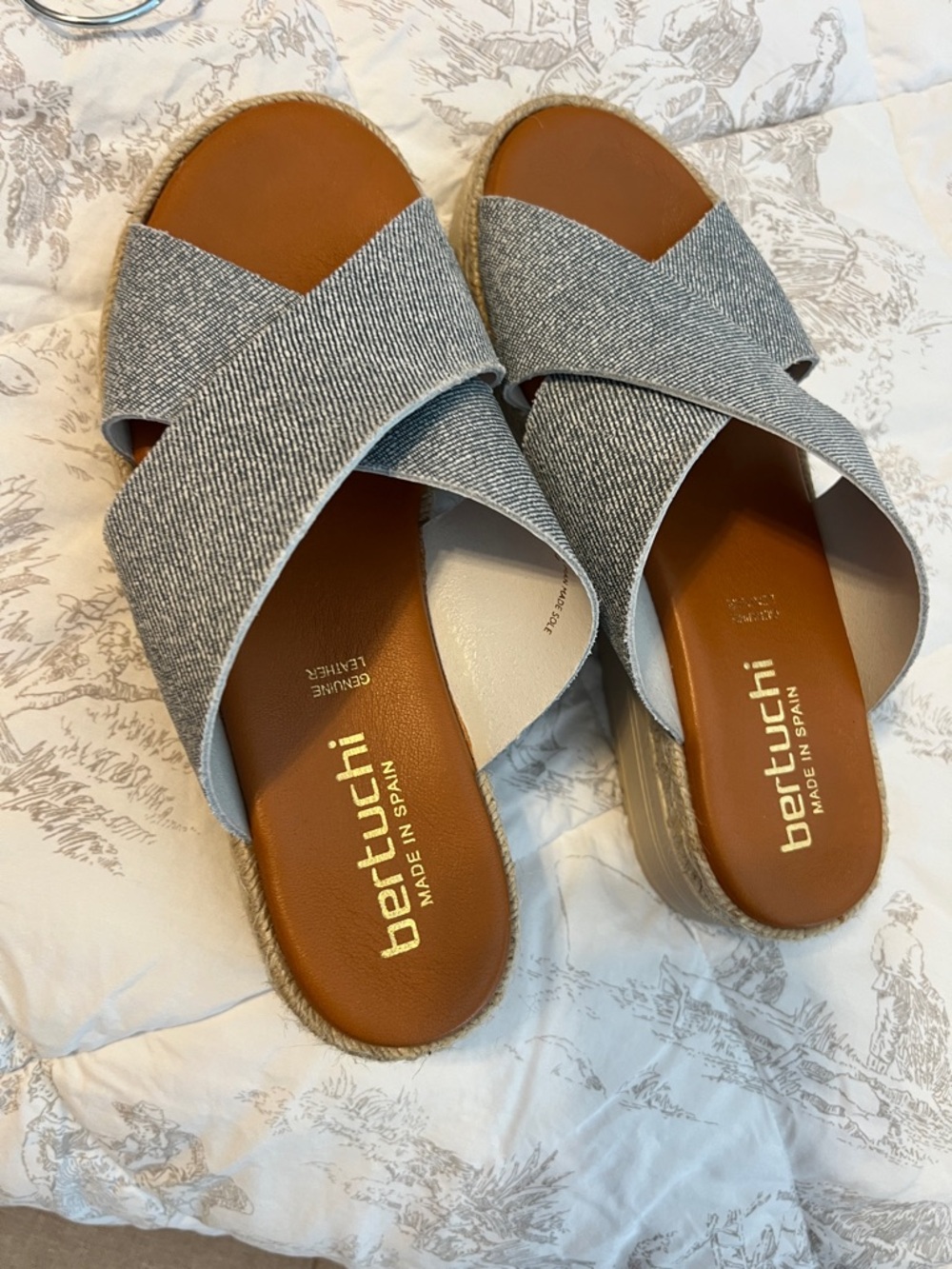 Worn once! Bertuchi Sz 38 blue Crossband Espadrille Slide Sandals